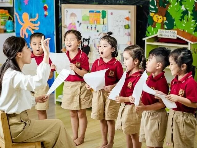 Logo trường in trên ngực trái